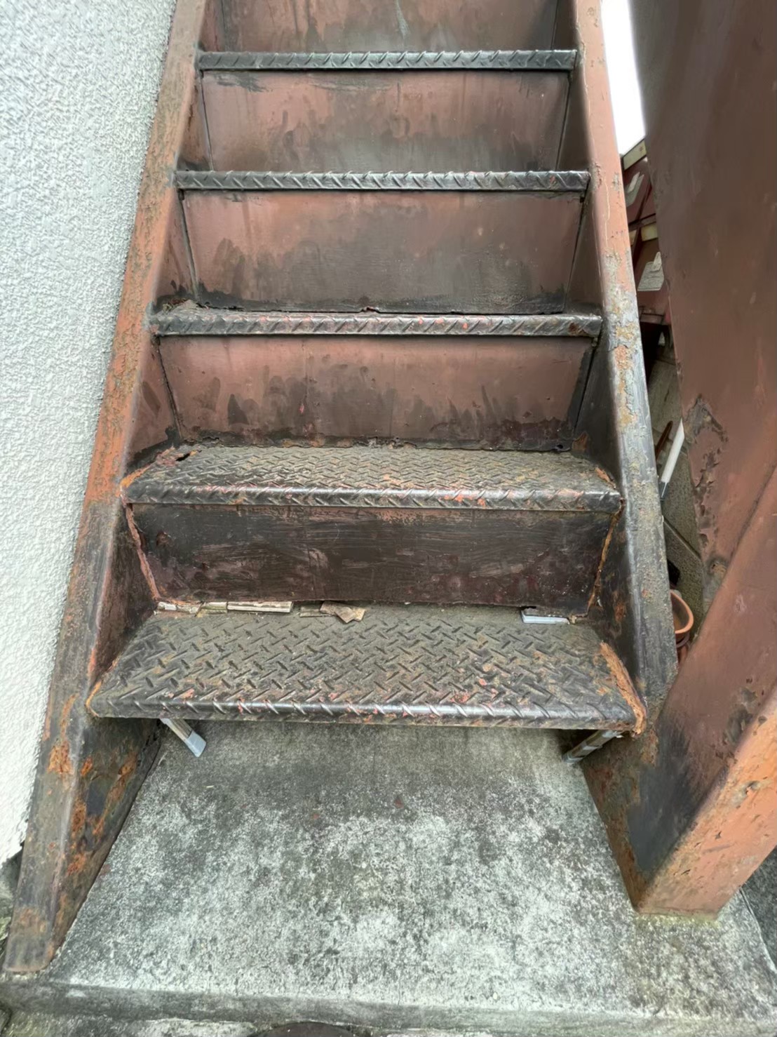 府中市にて雨漏り予防・鉄骨階段の塗装工事の施工前写真